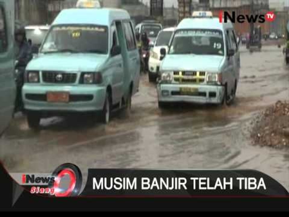 curah hujan tinggi, jalan raya kalimalang terendam banjir - iNews Siang 17/02