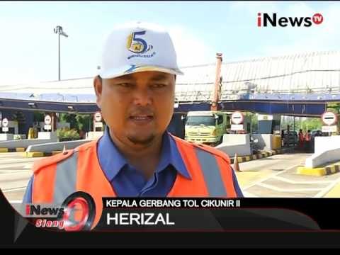 Gerbang tol cikunir sudah dibuka, sebuah crane digunakan untuk menahan atap - iNews Siang 15/02