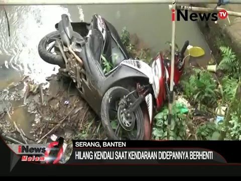 Asik gunakan HP saat berkendara, pengendara motor masuk kedalam jurang - iNews Malam 17/02