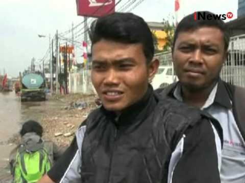 Hujan deras tadi pagi membuat jalan raya Kalimalang digenangi banjir - Jakarta Today 17/02