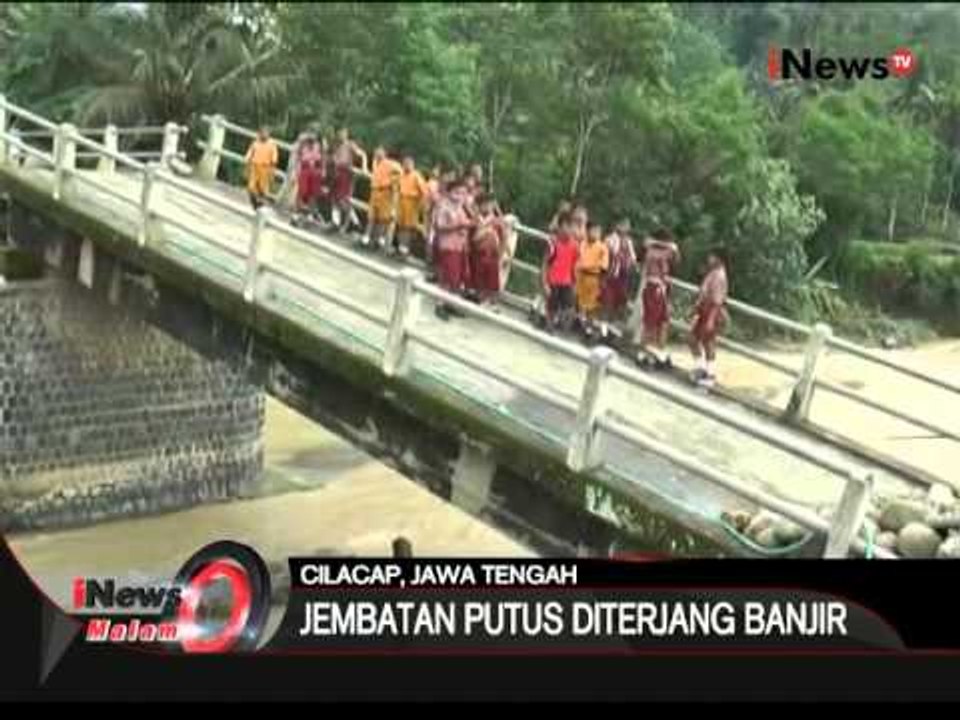 Jembatan yang menghubungkan desa di Cilacap putus diterjang banjir bandang - iNews Malam 25/02