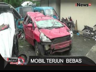 下载视频: Sebuah mobil honda jazz di perbelanjaan di Depok terjun bebas, 2 orang tewas - iNews Siang 02/03