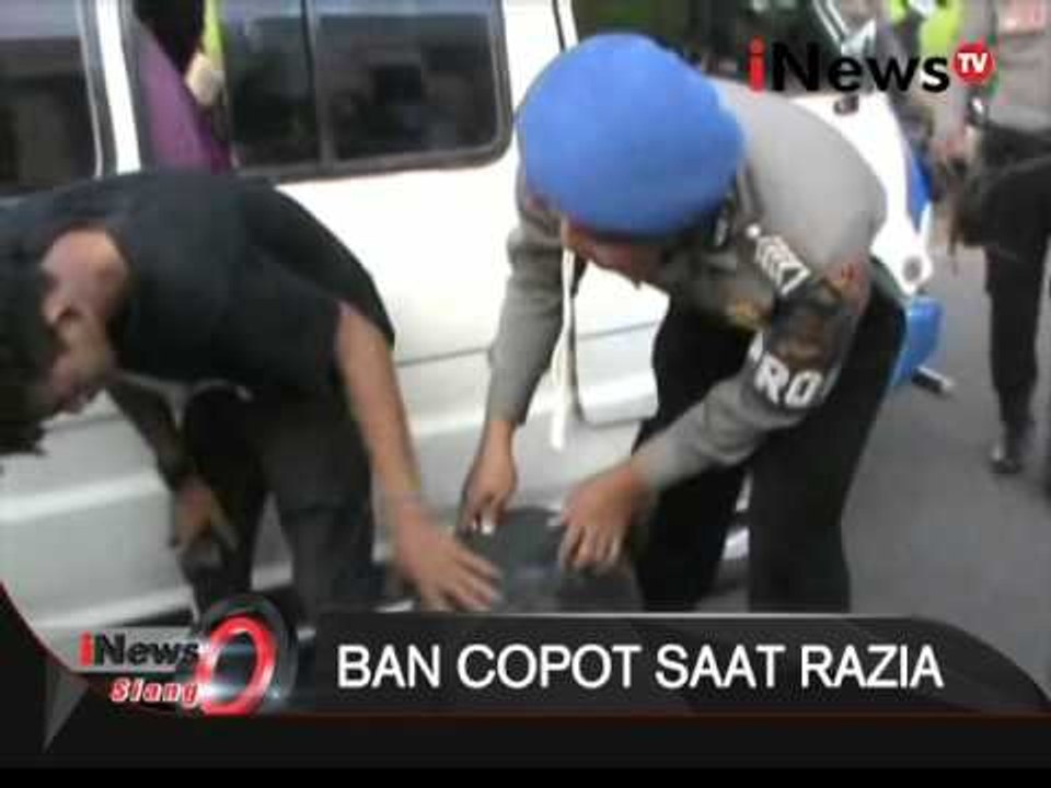 Ban mobil angkot copot saat polisi sedang menggelar operasi simpatik - iNews Siang 04/03