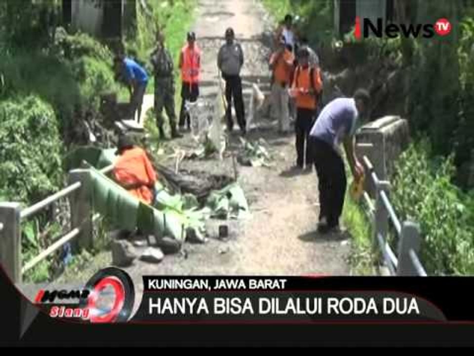Jembatan penghubung 2 desa di Kuningan ambrol - iNews Siang 10/03