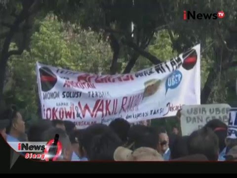 Tolak angkutan umum berbasis online, demo supir angkot sempat ricuh - iNews Siang 14/03