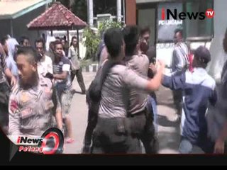 Descargar video: Ricuh sidang kasus pembunuhan di Bima, petugas adu jotos dengan keluarga korban - iNews Petang 15/03