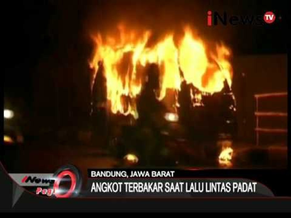 Mobil angkot di Bandung terbakar saat lalu lintas padat di jalan A.H Nasution - iNews Pagi 22/03