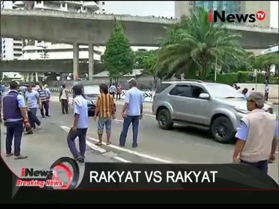 Bentrok sopir taxi dengan sopir transportasi online di kuningan - Breaking News 22/03