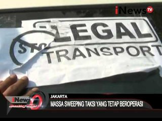 Massa pendemo melakukan sweeping taksi yang tetap beroperasi - Breaking News 22/03