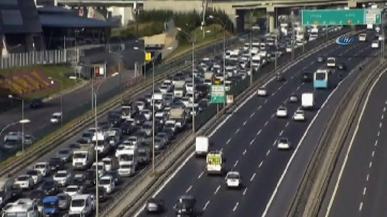 TEM Otoyolu Edirne istikameti  Okmeydanı yol ayrımında trafik kazası meydana geldi.  Kazanın ardından sağlık ekipleri olay yerine sevk edilirken TEM otoyolunda trafik durma noktasına geldi.