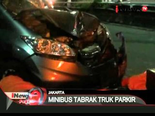 Mini bus tabrak truk yang sedang parkir di ruas tol dalam kota gatot subroto - iNews Pagi 28/03