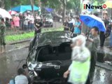 Mobil ditabrak kereta saati melintas di perlintasan kereta tanpa palang pintu - iNews Malam 29/03
