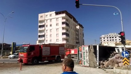 Koli yüklü kamyon yan yattı: 1 yaralı