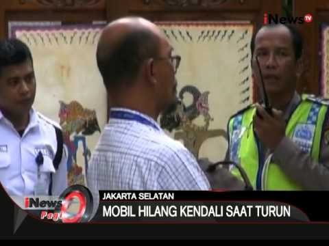 Sebuah minibus terjatuh dari lantai 3 dari gedung parkiran di Jaksel - iNews Pagi 06/04
