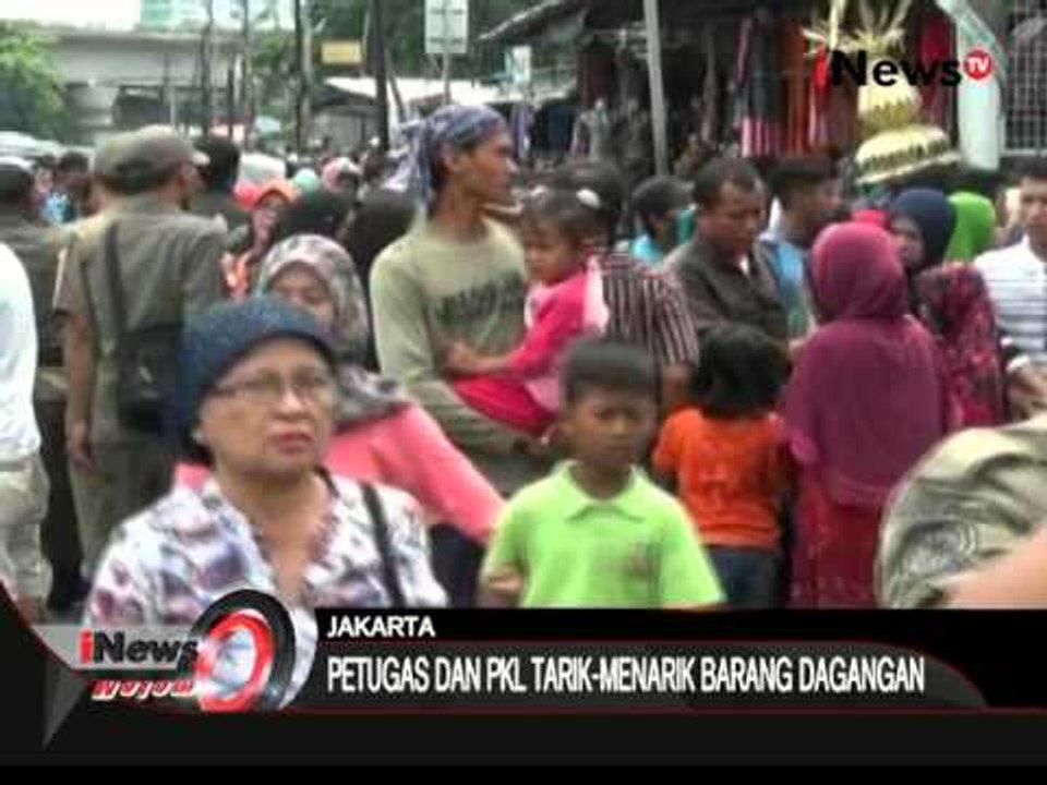 Sejumlah pendagang panik saat petugas Satpol PP razia PKL di pasar Tanah Abang - iNews Malam 10/04