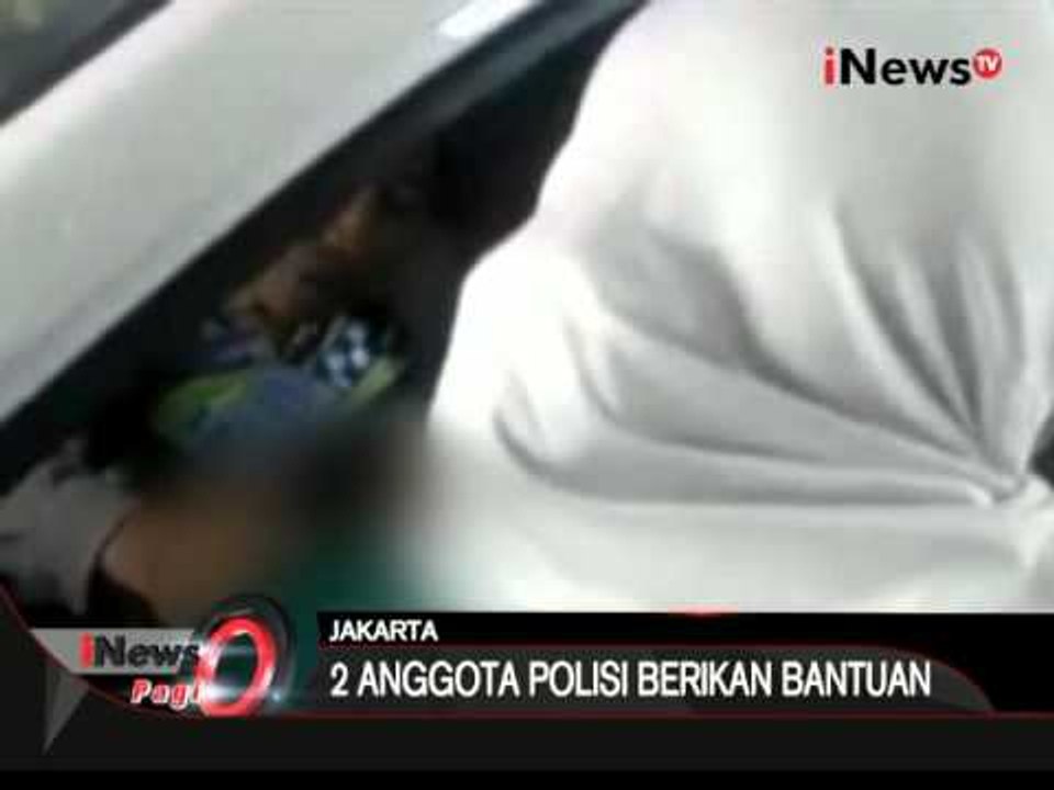 Seorang Ibu melahirkan dalam mobil dengan dibantu 2 Polantas di Rawamangun - iNews Pagi 12/04