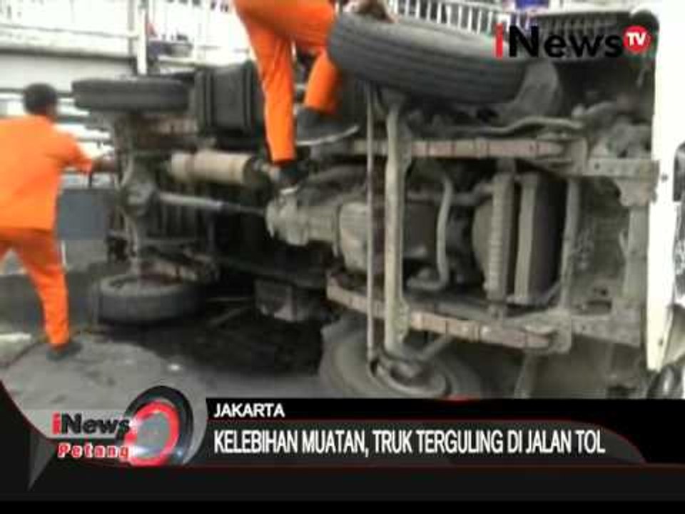 Truk bermuatan Oli terguling di cawang - iNews Petang 12/04