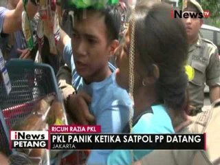 Скачать видео: Sejumlah PKL lakukan perlawanan saat dirazia Satpol PP di Tanah Abang - iNews Petang 20/04