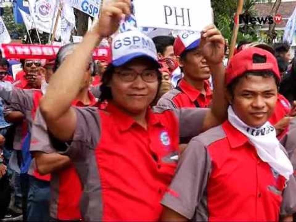 Peringati Hari Buruh Internasional, ribuan buruh kepung istana negara - iNews Pagi 02/05