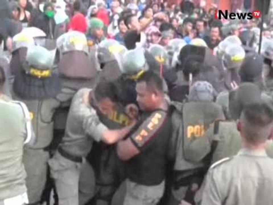 Unjuk rasa pedagang di Poso yang menolak relokasi terpaksa dibubarkan polisi - iNews Siang 03/05