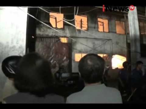 Diduga hubungan arus pendek listrik, pabrik kasur di Semarang terbakar - iNews Pagi 13/05