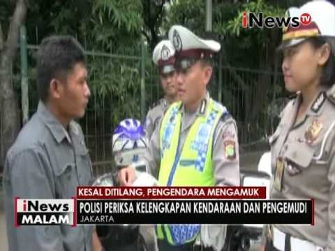 Kesal ditilang, supir angkot dan pengendara sepeda motor adu mulut dengan polisi - iNews Malam 16/05