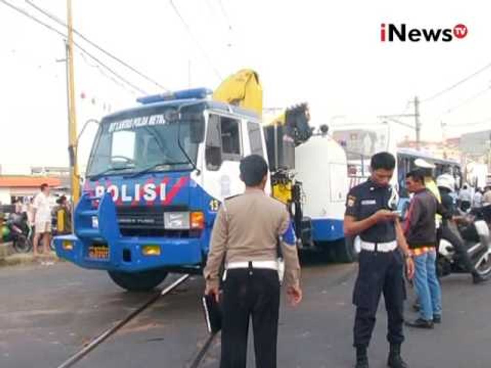 Kereta Senja Utama solo tabrak transjakarta di perlintasan gunung sahari - iNews Siang 19/05