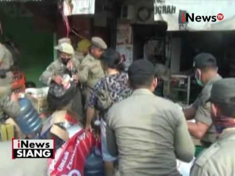 31 bangunan liar yang berdiri bantaran kali di Cililitan dibongkar petugas - iNews Siang 25/05