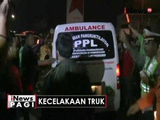 Descargar video: Diduga rem blong, truk tronton bermuatan pupuk tabrak 3 mobil, sopir tewas - iNews Pagi 25/05