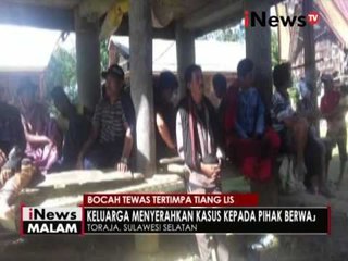 Скачать видео: Tangis histeris keluarga Duma, bocah yang tewas tertimpa tiang listrik di Toraja - iNews Malam 29/05