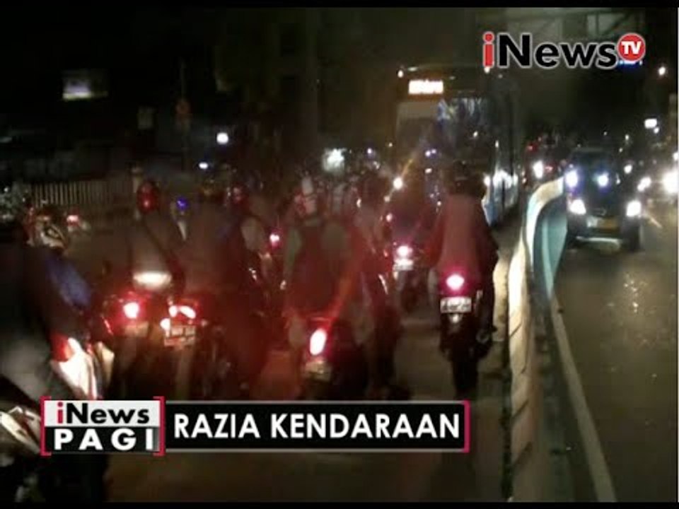 Hindari razia, pemotor lawan bus transjakarta - iNews Pagi 31/05