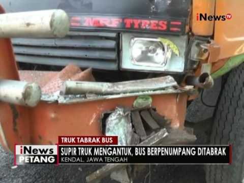 Diduga supir mengantuk, sebuah truk tabrak minibus di Kendal - iNews Petang 08/06