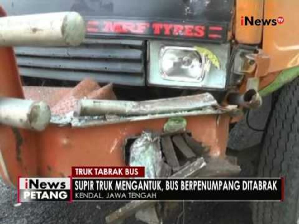 Diduga supir mengantuk, sebuah truk tabrak minibus di Kendal - iNews Petang 08/06