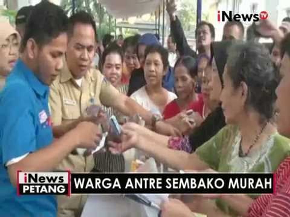 Sembako murah, puluhan warga Rusun Tambora saling berdesak - desakan - iNews Petang 13/06