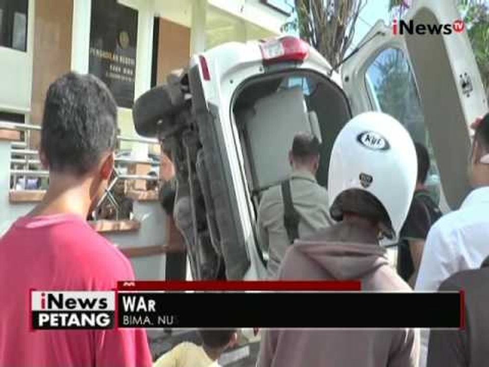 Diguga supir mengantuk, mobil wisata tabrak gedung pengadilan di Bima, NTB -  iNews Petang 10/06