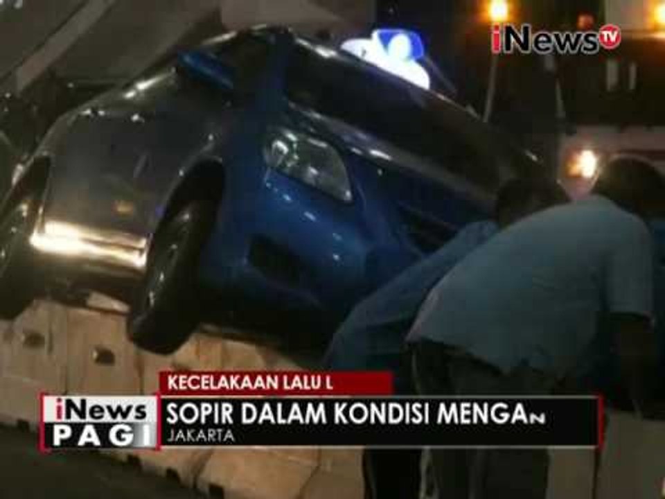 Akibat supir mengantuk, taksi tabrak sparator busway di Gatot Subroto Jaksel - iNews Pagi 20/06