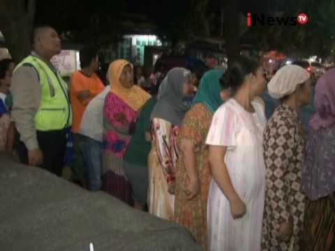 Pembagian zakat, ratusan warga rela antre hingga malam di Brebes, Jateng - iNews Pagi 27/06