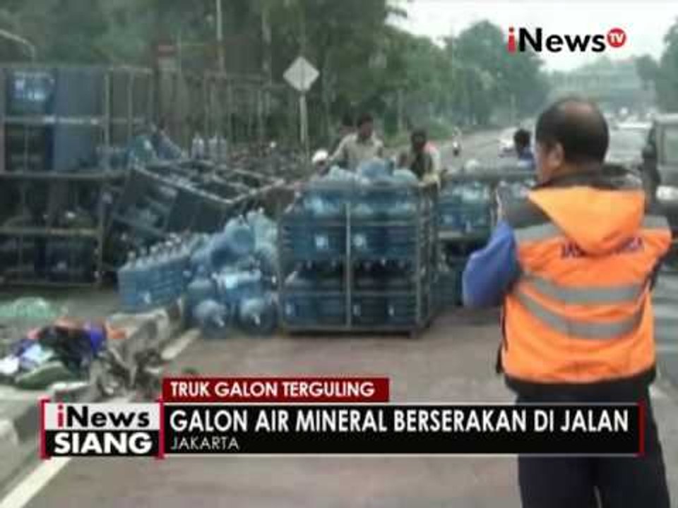 Kelebihan muatan, truk berisi galon air terguling di Mayjend Sutoyo, Cawang - iNews Siang 29/06
