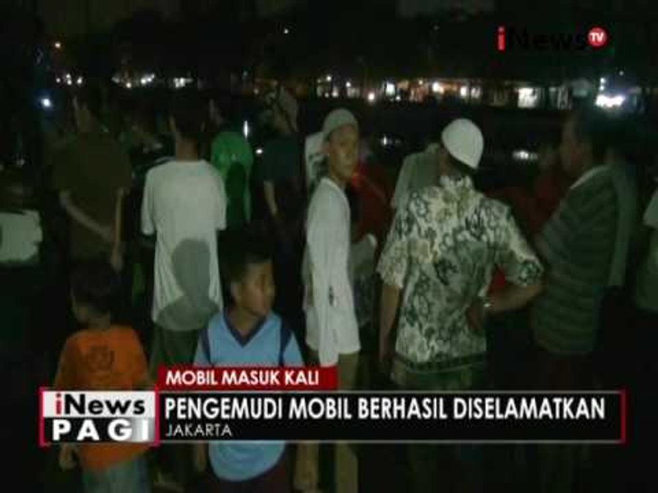 Tidak mampu menguasai laju kendaraan, mobil masuk kali di Cengkareng, Jakbar - iNews Pagi 30/06