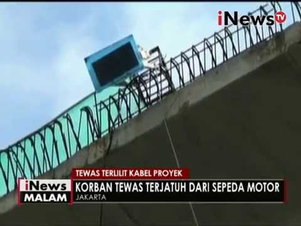 Pengendara motor tewas terjerat kabel proyek di Flyover kebayoran lama - iNews Malam 30/06