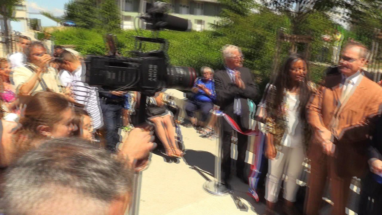 Info/Actu Loire Saint-Etienne - A la une : Fans zone ou Femmes zone? Les ligériens auront le choix ce soir. Les amoureux du football pourront profiter du match France/Belgique à Saint-Just-Saint-Rambert. Un écran géant sera installé sur les bords de Loire