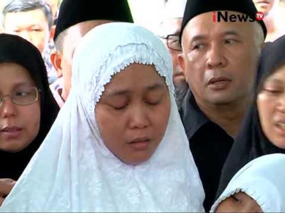 Puluhan pelayat mengikuti proses pemakaman ketua KPU, Husni Kamil - iNews Petang 08/07