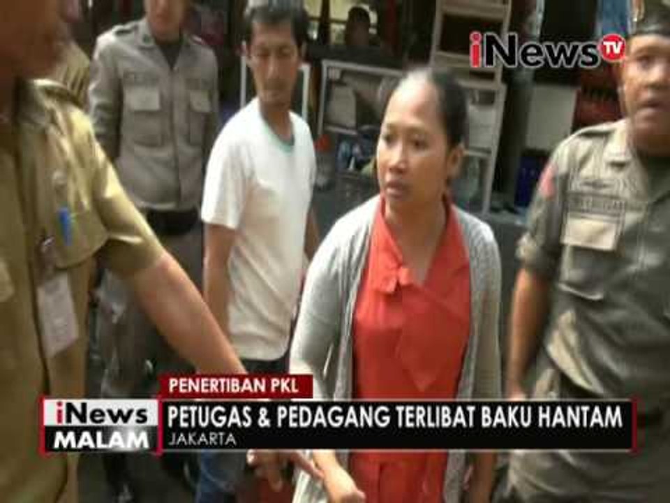 Penertiban PKL, petugas dan pedagang terlibat baku hantam - iNews Malam 11/07