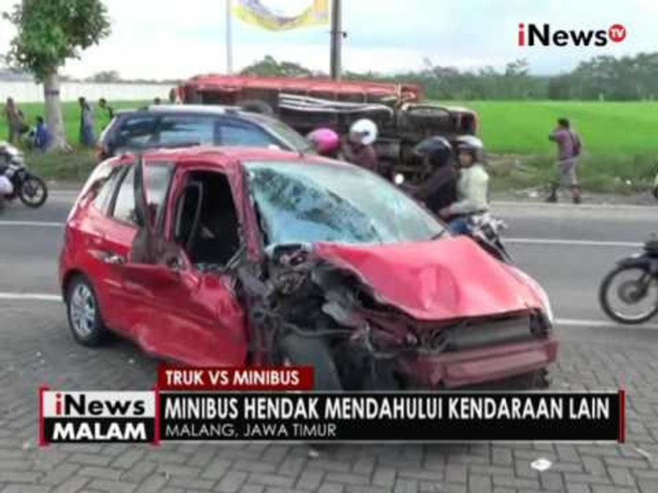 Sebuah minibus dan sebuah truk pengangkut tebu terlibat tabrakan di Malang - iNews Malam 17/07