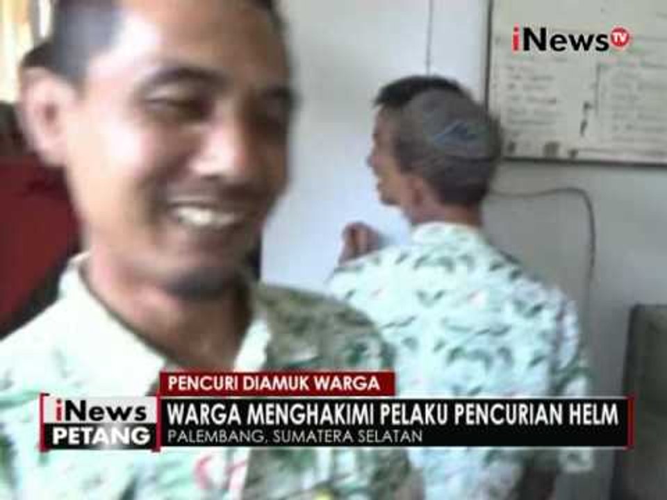 Seorang pemuda diamuk warga karena mencuri helm milik pengunjung RS - iNews Petang 15/07