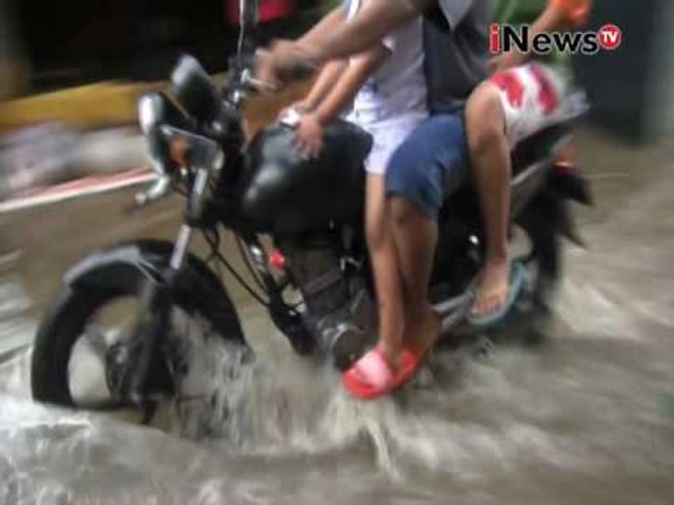 Hujan deras yang melanda Jakarta membuat permukiman di Ciracas tergenang banjir - iNews Malam 17/07