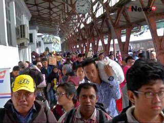 下载视频: Arus balik lebaran 2016, Stasiun Senen dipadati pemudik yang kembali - iNews Malam 17/07