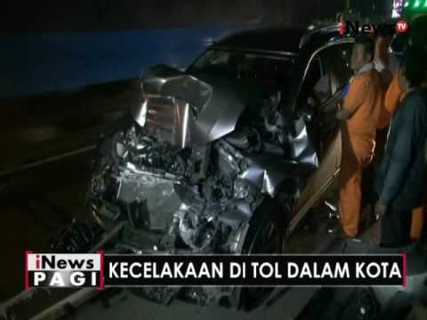 Hilang kendali, sebuah minibus tabrak tabrak senuah truk di tol dalam kota - iNews Pagi 20/07
