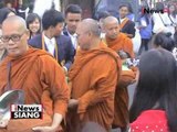 Tradisi unik umat Budha, ratusan umat Budha turun kejalan berikan sedekah - iNews Siang 26/07