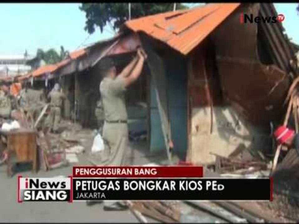 Puluhan kios pedang di Jaktim dibongkar petugas Satpol PP - iNews Siang 28/07